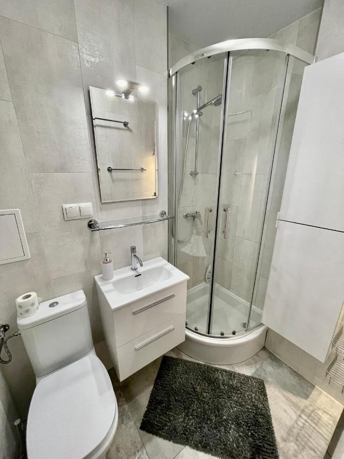 Apartment Metro Wifi 300mbs 65'tv Netflix Hbo Appletv+ Warsaw